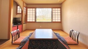 低いテーブルと座椅子のある畳の部屋