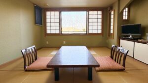 ローテーブルと座椅子のある畳の部屋