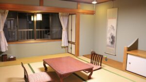 ローテーブルと座椅子のある畳の部屋