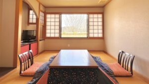 客室の窓際にある畳の座卓