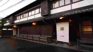 Außenansicht des traditionellen Ryokan-Gebäudes und Eingangs