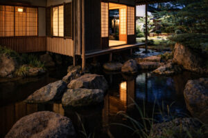 Traditionelles Gebäude neben einem Teich und Garten bei Nacht