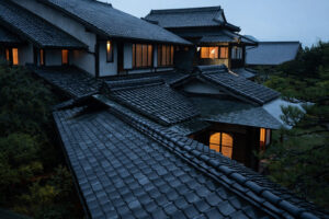 Traditionelle Ziegeldächer in der Abenddämmerung