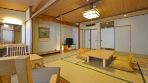 Chambre d’hôtes en tatami avec table basse et chaises de sol