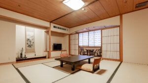 Chambre en tatami avec table basse et chaises de sol