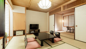 Chambre en tatami avec table basse et coussins de sol