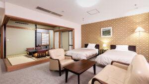 Lits jumeaux à côté d’un coin salon en tatami