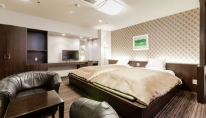 Lits jumeaux dans une chambre avec coin salon