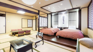 Lits jumeaux dans une chambre d’hôtes avec tatami