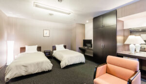 Deux lits simples dans une chambre