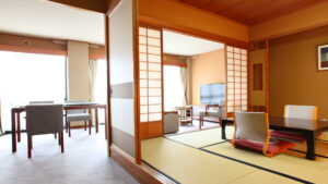 Chambre en tatami avec table basse et coin salon attenant