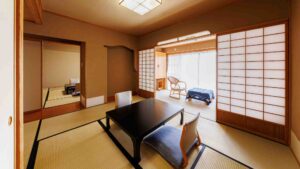 Chambre en tatami avec table basse et chaises de sol