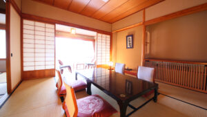 Chambre en tatami avec table basse et chaises de sol