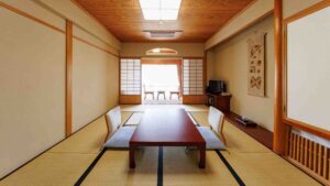 Chambre en tatami avec table basse et chaises de sol