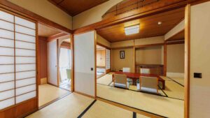 Chambre en tatami avec table basse et chaises de sol