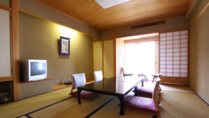 Chambre en tatami avec table basse et chaises de sol