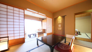 Chambre en tatami avec table basse et chaises de sol