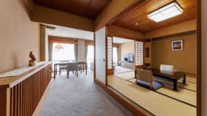 Coin salon en tatami avec table basse dans la chambre