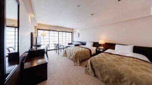 Lits jumeaux dans une chambre spacieuse