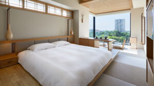Bett in einem Zimmer im Tatami-Stil mit Sitzbereich am Fenster