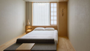 Niedriges Bett in einem minimalistischen Zimmer im Ryokan-Stil