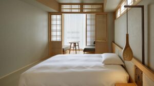 Niedriges Bett in minimalistischem Gästezimmer im Tatami-Stil