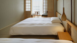 Niedrige Betten in einem minimalistischen Gästezimmer im Tatami-Stil