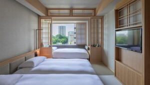 Drei Betten in einem Gästezimmer im Tatami-Stil