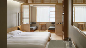 Zwei Einzelbetten in einem Ryokan-Zimmer mit Sitzecke