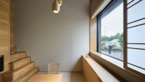 Sitzbereich aus Holz an einem großen Fenster