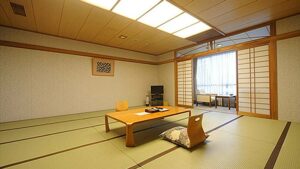 低いテーブルと座椅子のある畳の部屋