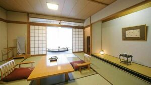 低いテーブルと座椅子のある畳の客室