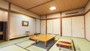 ローテーブルと座椅子のある畳の客室