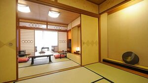 低いテーブルと座布団のある畳の部屋