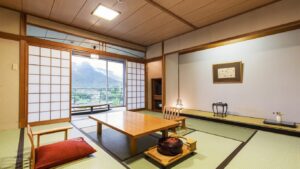 低いテーブルと座布団のある畳の部屋