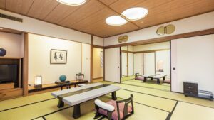 低いテーブルと座椅子のある畳の部屋