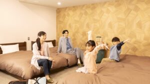 침대 3개가 있는 객실의 가족