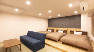 소파와 낮은 테이블 옆의 침대 세 개