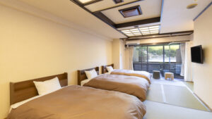 다다미 객실에 놓인 침대 3개