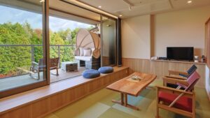 带矮桌、椅子和阳台座位的榻榻米客房