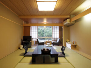 Tatamizimmer mit niedrigem Tisch und Stühlen
