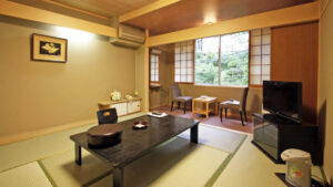 Tatamizimmer mit niedrigem Tisch und Sitzplätzen am Fenster