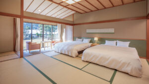 Tatamizimmer mit zwei Betten und Sitzplätzen am Fenster