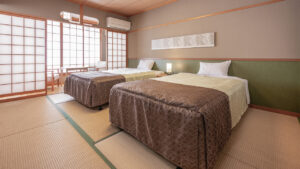 Zwei Betten in einem Tatami-Gästezimmer