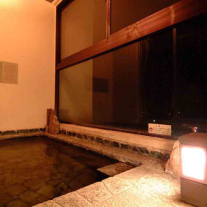 Privates Innenbad neben einem großen Fenster