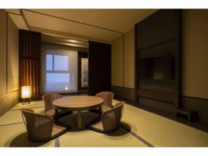 Tatamizimmer mit niedrigem rundem Tisch und Bodensesseln