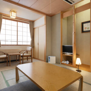 Tatamizimmer mit niedrigem Tisch und Stühlen