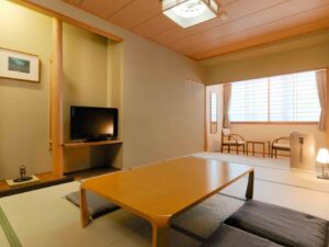Tatamizimmer mit niedrigem Tisch und Bodenkissen