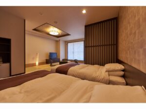 Zwei Einzelbetten in einem japanischen Gästezimmer