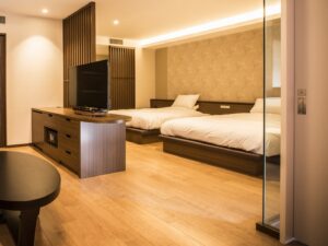 Zwei Einzelbetten in einem modernen Gästezimmer